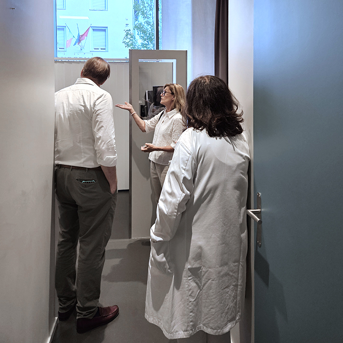 Dr. med. Gunilla Müller-Wegmann Leitende Ärztin Radiologie und Nuklearmedizin, Senoradiologie, erklärt, wie eine Mammografie funktioniert.