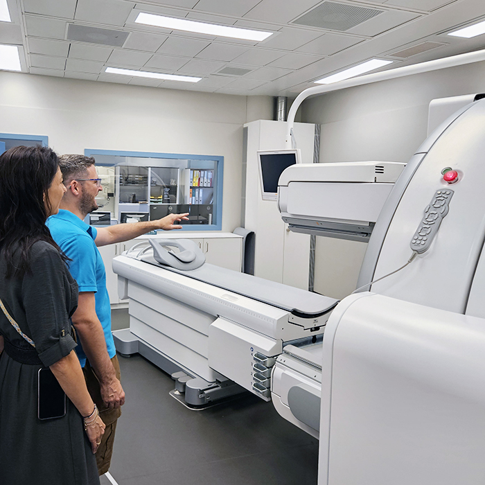 Marc Depeder, Teilbereichsleiter Radiologie (Strahlenschutz Nuklearmedizin), erklärt das SPECT-CT-Gerät
