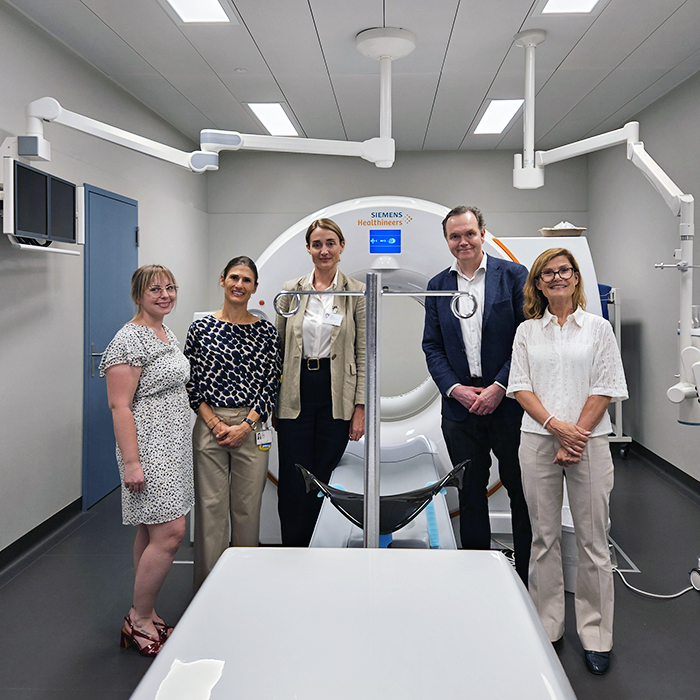 Team der Ärztinnen und Ärzte vor dem PET-CT-Gerät, v. l. n. r.: Anika Lamb, Expertin für Brustbildgebung und female imaging; Dr. med. Kathrin Kaspar, Nuklearmedizin insbesondere Schilddrüsendiagnostik; Dr. med. Wiebke Seemann, Leiterin Nuklearmedizin; Prof. Dr. med. Andreas Gutzeit, Chefarzt Radiologie und Nuklearmedizin; Dr. med. Gunilla Müller-Wegmann, Leiterin Brustbildgebung und Mammografie-Screening.